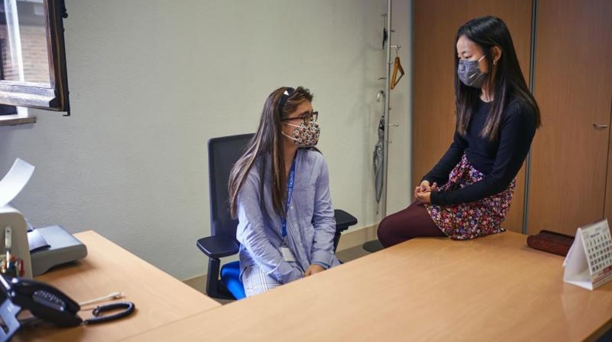 Nuria y Violeta, dos estudiantes que han realizado este año prácticas en el edificio de la calle de Bustamante