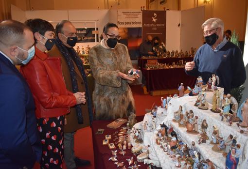 Eva María Masías durante la visita que ha realizado a la Feria del Belén