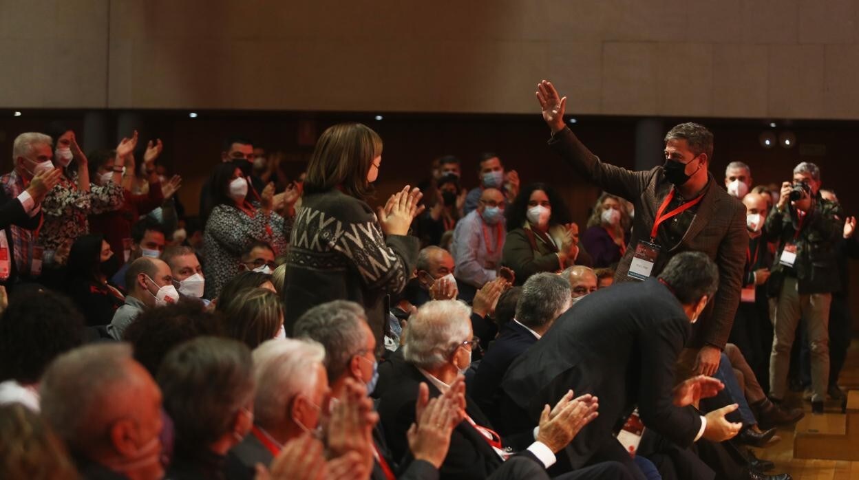 Besteiro, saludando, durante el Congreso en la capital gallega