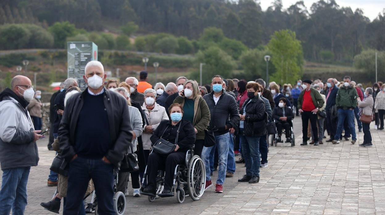 Mayores de 60 reciben la tercera dosis en el Gaiás