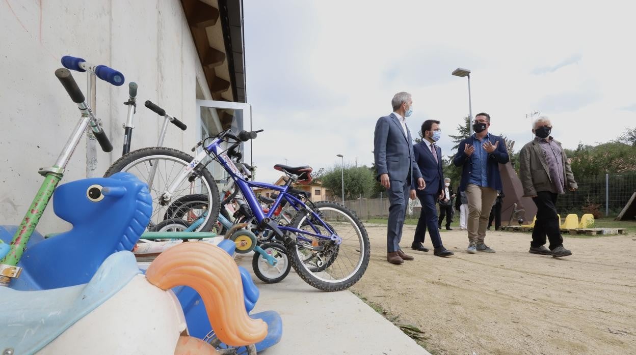 La familia de Canet acosada por conseguir más clases en castellano pide no manifestarse ante el colegio de su hijo