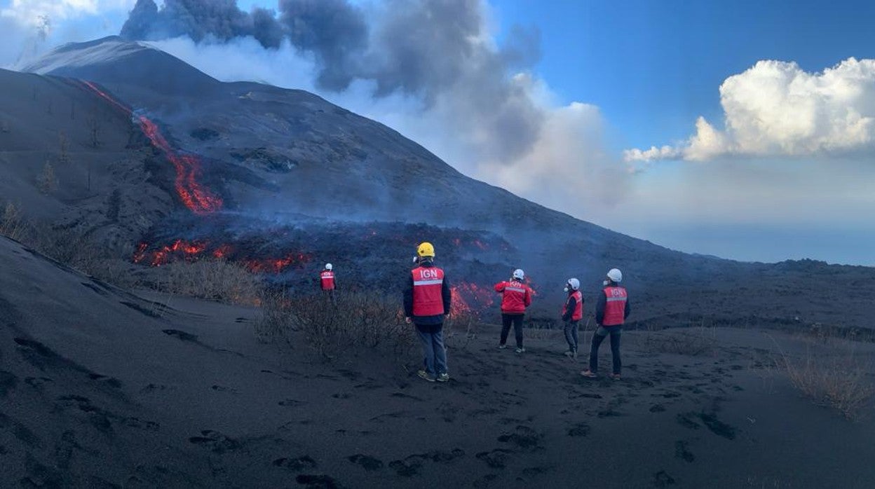 Técnicos y expertos del IGN en primera línea del volcán palmero