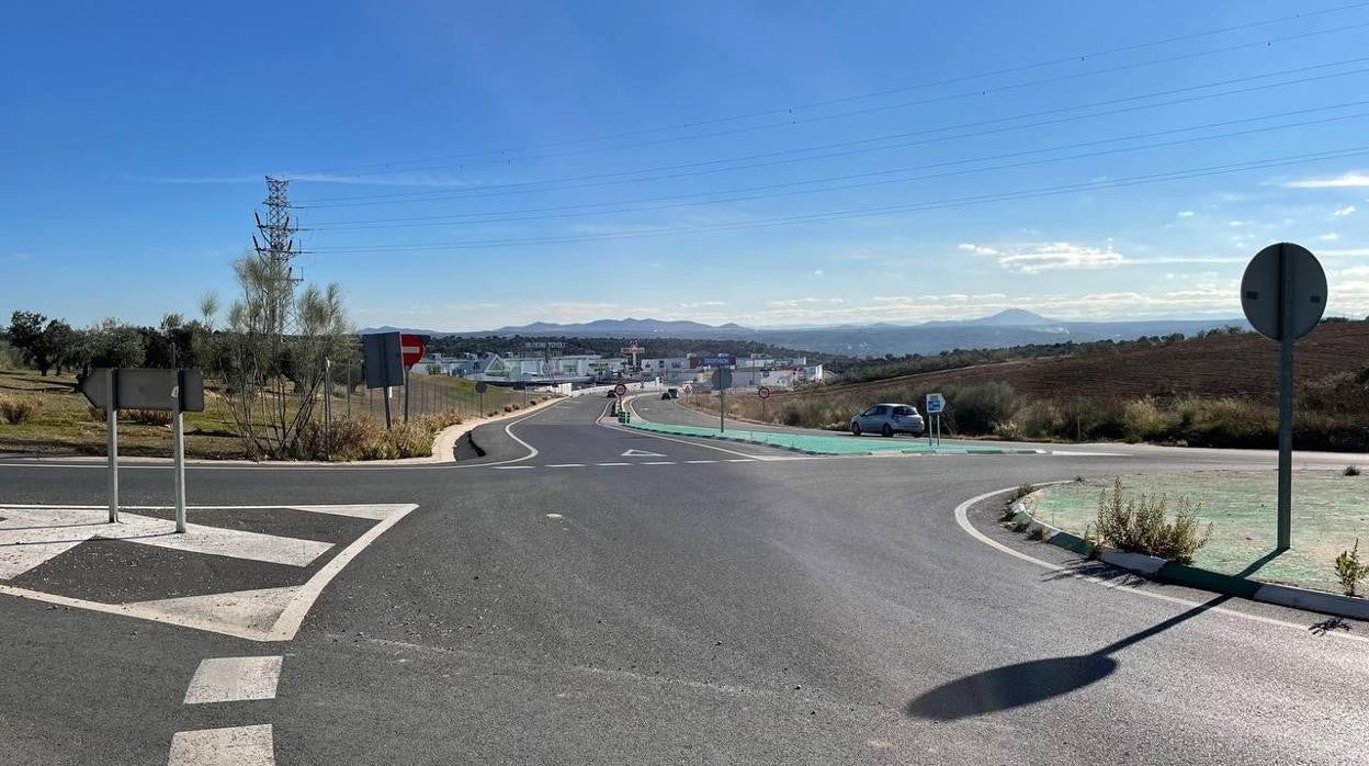 CM-4003 con el parque comercial ‘La Abadía' al fondo