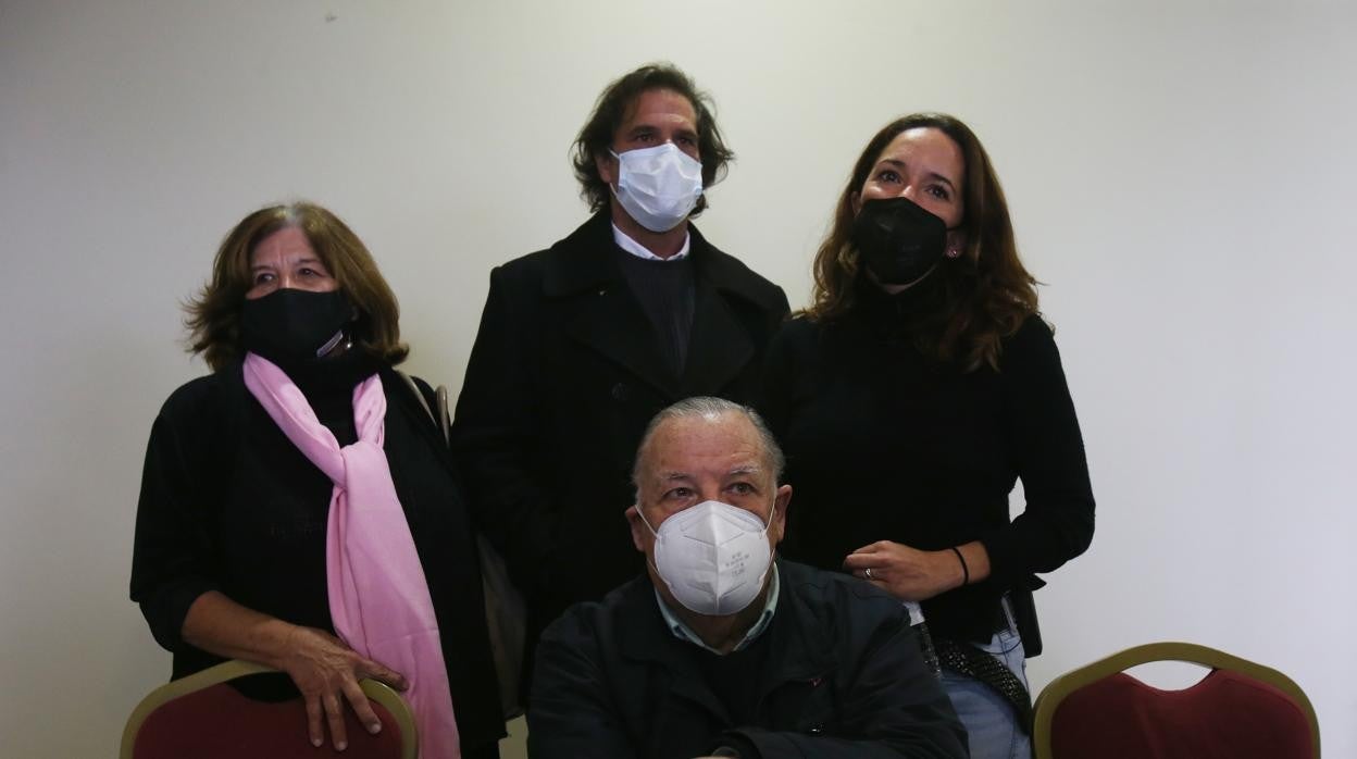 La familia Fernández, durante la rueda de prensa en Vigo