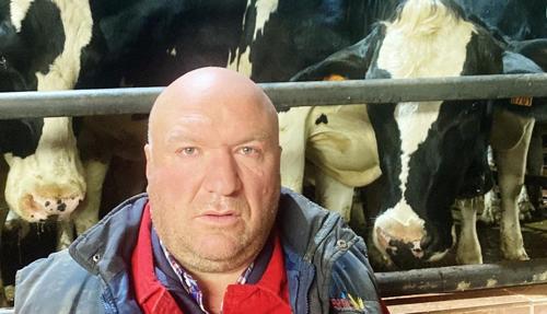 Roberto Fernández, en su explotación ganadera en Dehesa de Romanos (Palencia)