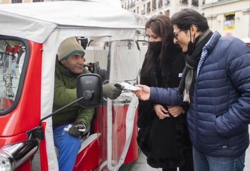 De Delhi a Madrid el tuc tuc coloniza la ciudad