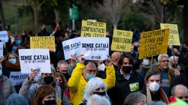 El independentismo lleva su acoso a las puertas del colegio del niño de Canet