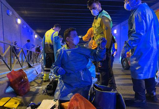 El Samur, en el lugar del suceso, el túnel de la calle del Comercio, en Pacífico