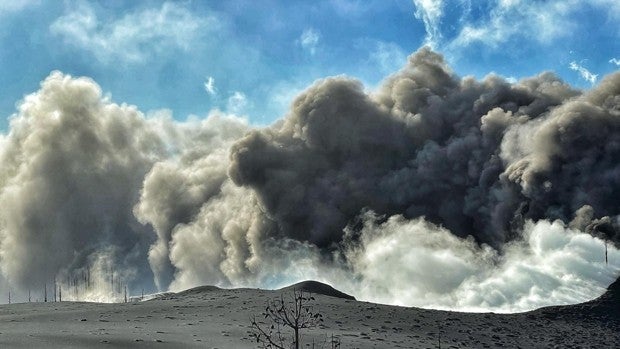 La emisión del volcán «muy poco activa» en lavas pero «muy intensa» en gases