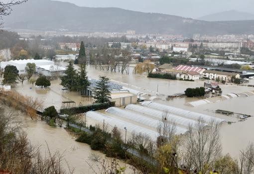 Varias naves de la capital navarra anegadas de agua