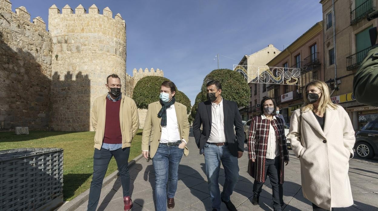 El presidente del Partido Popular de Castilla y León, Alfonso Fernández Mañueco, visitó Ávila, donde fue recibido por el presidente del PP de Ávila, Carlos García y otros representantes del PP abulense