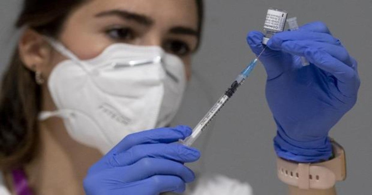 Una sanitaria prepara una vacuna frente al Covid-19