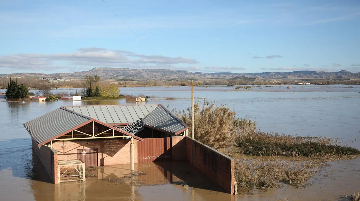 Imagen de casetas y campos en Ribaforada, una de las localidaes riberas afectadas por las inundaciones.