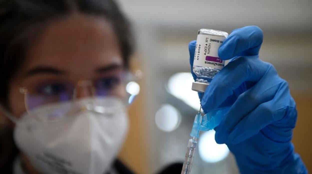 Una enfermera prepara una dosis de la vacuna contra el Covid, en una imagen de archivo