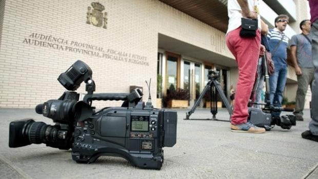 Abusa de una niña discapacitada psíquica acogida por unos familiares y le enseña vídeos porno en Castellón