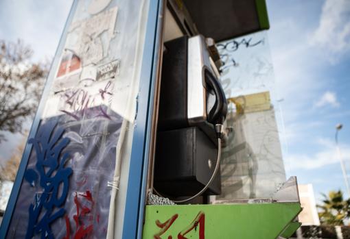 El cristal de un poste reventado a pedradas recientemente