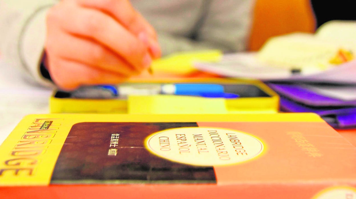 Una estudiante asiática en un curso de español prepandemia