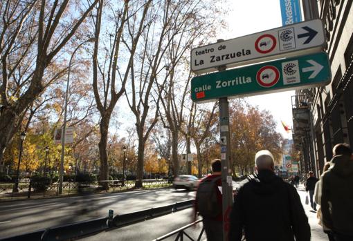 Letreros en el Paseo del Prado informan de la prohibición de acceder en coche a Madrid Central