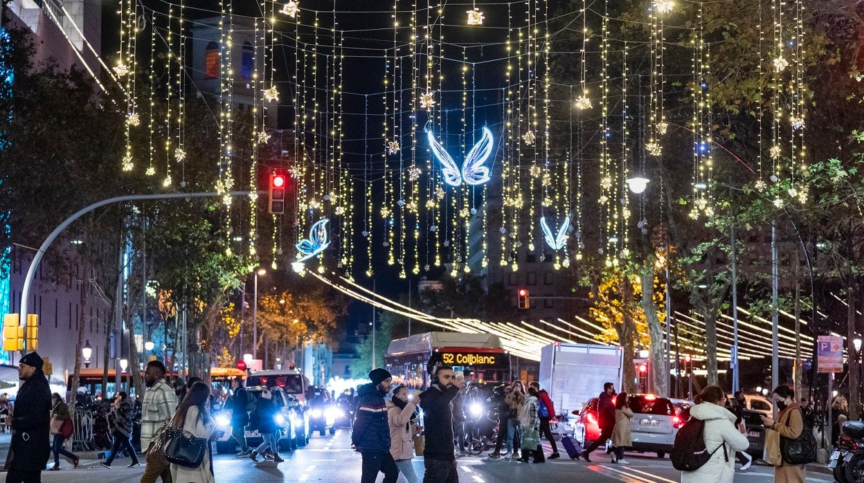 Una calle del centro de la ciudad, decorada con motivo de la Navidad