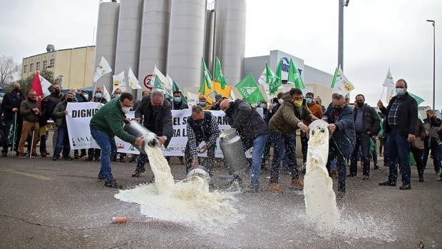 Los ganaderos exigen en León la subida «inmediata» del precio de la leche por encima de los costes de producción