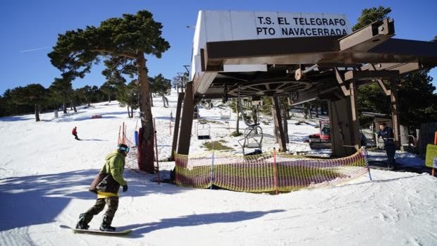 Primer día de esquí en Navacerrada tras el varapalo judicial a Sánchez: «Aprendí a esquiar aquí, no entendería que cerrase»