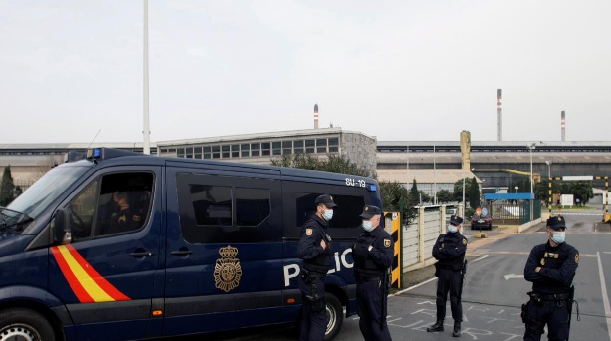 Policía Nacional a las puertas de la factoría Alu Ibérica en A Coruña