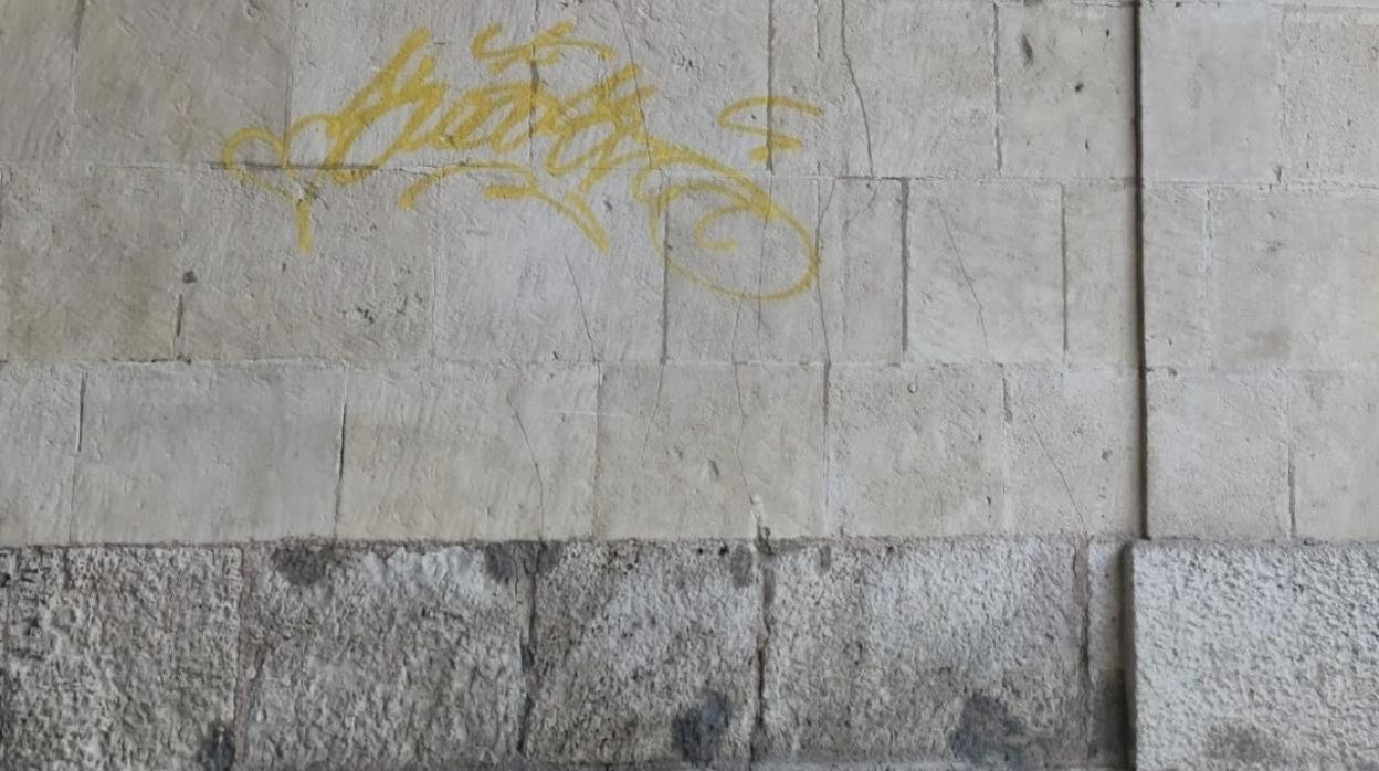 Pintada en el muro de piedra del pórtico el Ayuntamiento de Alicante