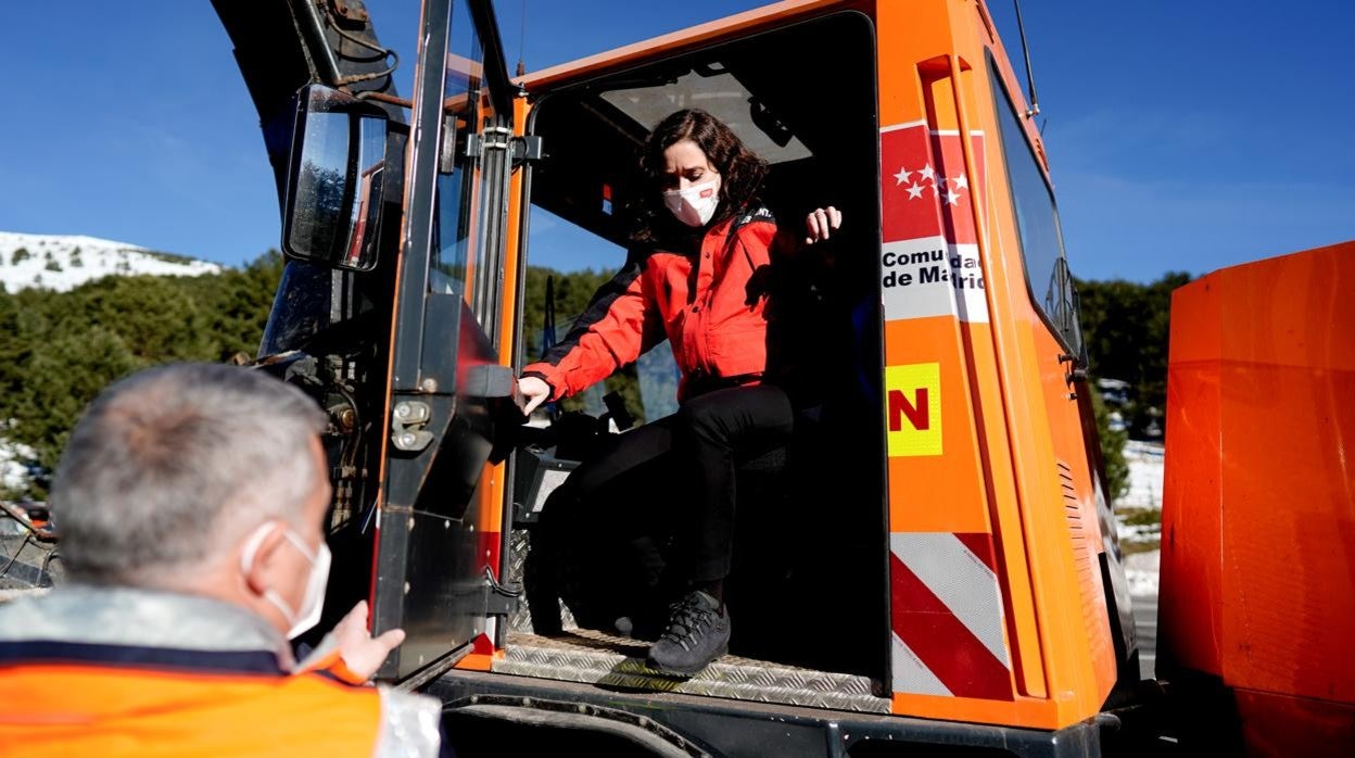 Díaz Ayuso, bajando de uno de los camiones del Plan de Inclemencias Invernales