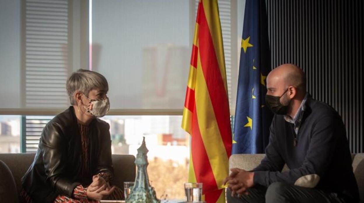 La consejera de Justicia, Lourdes Ciuró, junto al padre de la menor asesinada en Sant Joan Despí el pasado mayo /