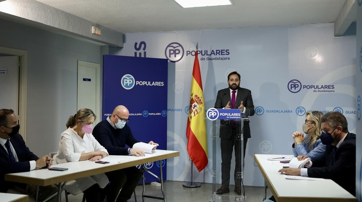 Núñez critica la «falta de planificación» sobre la vacunación infantil en Castilla-La Mancha