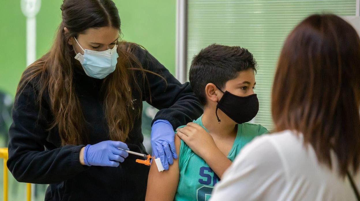 Vacunación de un joven en el llamamiento para mayores de 12 años, en Ciudad Rodrigo