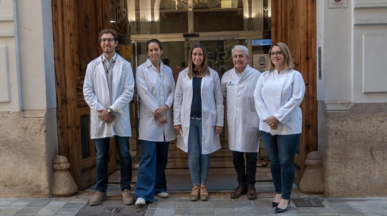 Elisa Alcayde, junto a los miembros de la Comisión Permanente de «Farmacéuticos de Corazón»