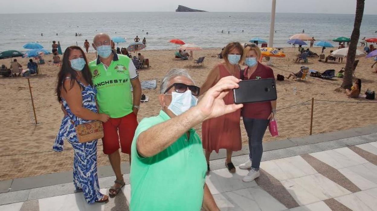 Un turista realiza un selfie en Benidorm