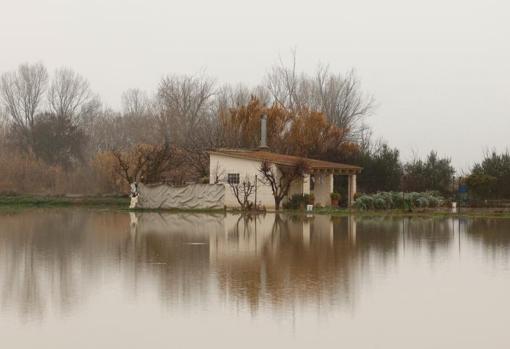 Casa de campo aislada por el agua