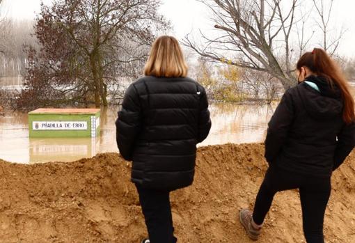 Dos vecinas de Pradilla en una de las motas que se reforzaron para evitar que las aguas desbordadas del Ebro alcanzaran el pueblo