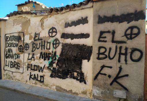 Así está la pared que hay enfrente de la vivienda que tenía okupada