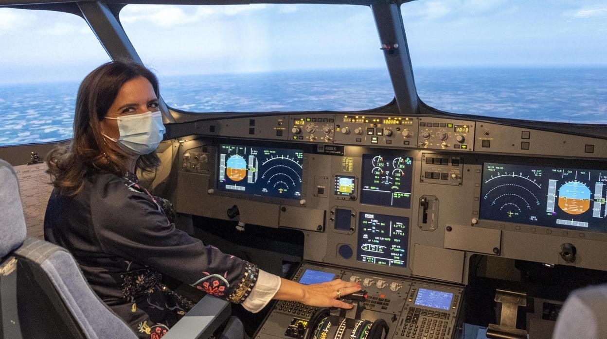 La consejera de Empleo e Industria, Ana Carlota Amigo, visita la escuela Adventia European College of Aeronautics en el aeropuerto de Matacán, Salamanca