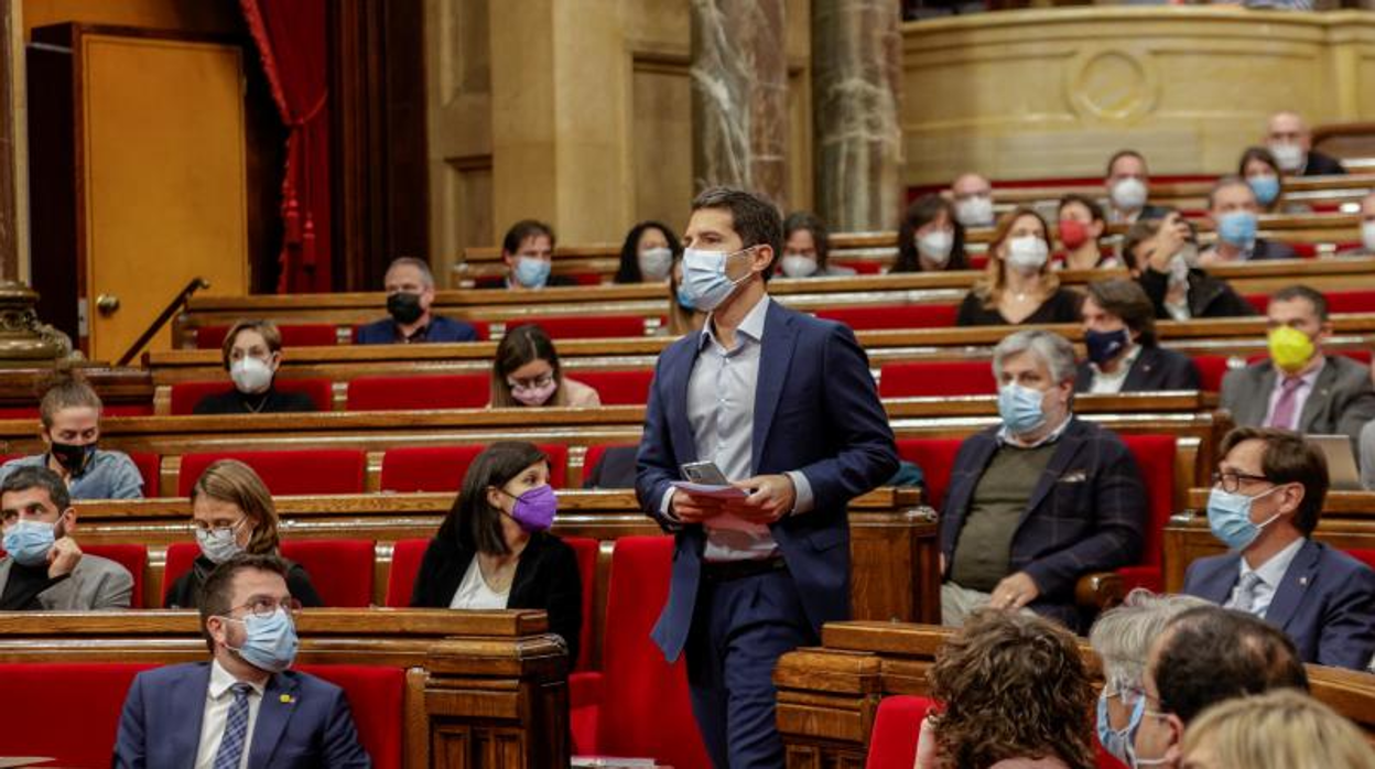 El diputado de Cs Nacho Martín Blanco, hoy, abandonando el pleno del Parlamento de Cataluña expulsado por Laura Borràs