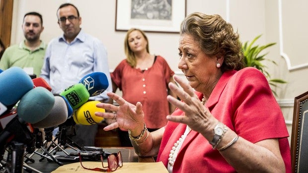 La Audiencia de Valencia archiva la causa del pitufeo en el PP a trece miembros del equipo de Rita Barberá