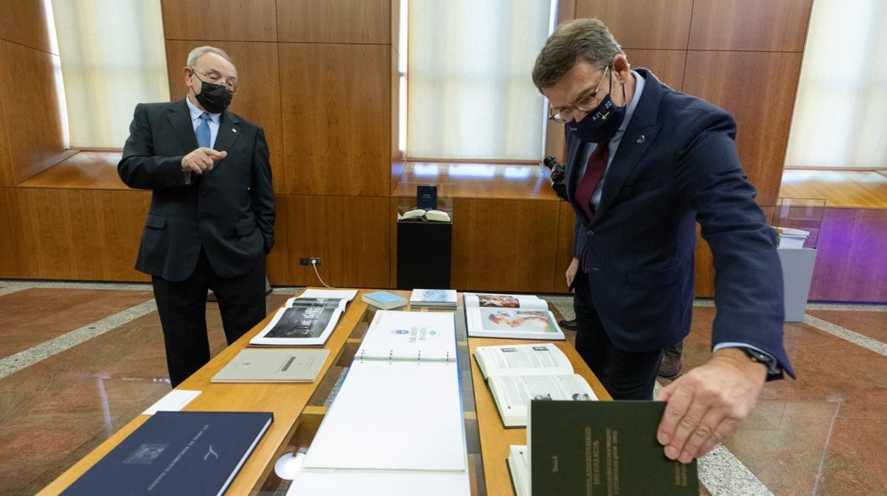 Alberto Núñez Feijóo visita la exposición 'O poder da palabra. 40 anos do Parlamento de Galicia'