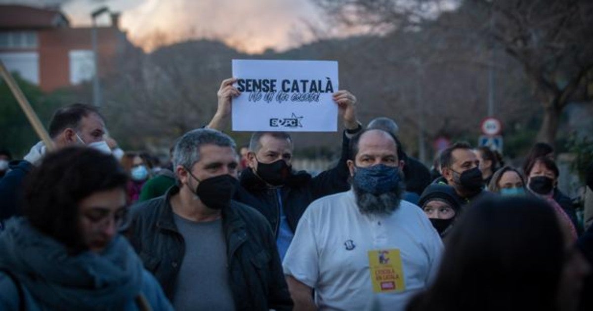 Personas protestan en Canet de Mar contra el 25 por ciento de clases en castellano