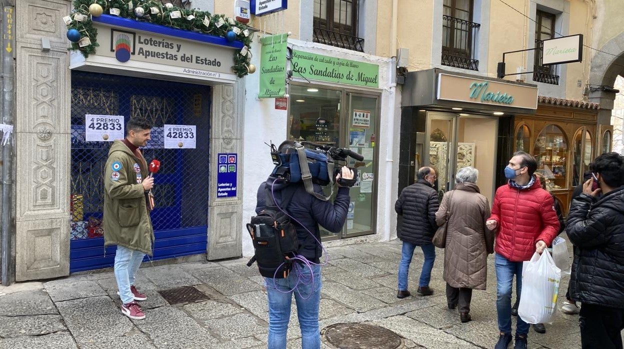 La administración n°3 de Ávila repartió parte del número 42833, agraciado con del 4º premio en la lotería de Navidad 2021.