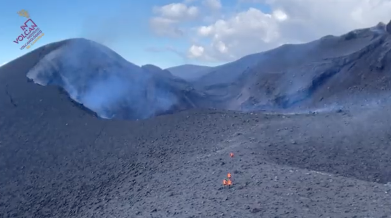 El equipo de Involcán accede al cono principal que este mismo lunes emitía lava y ceniza