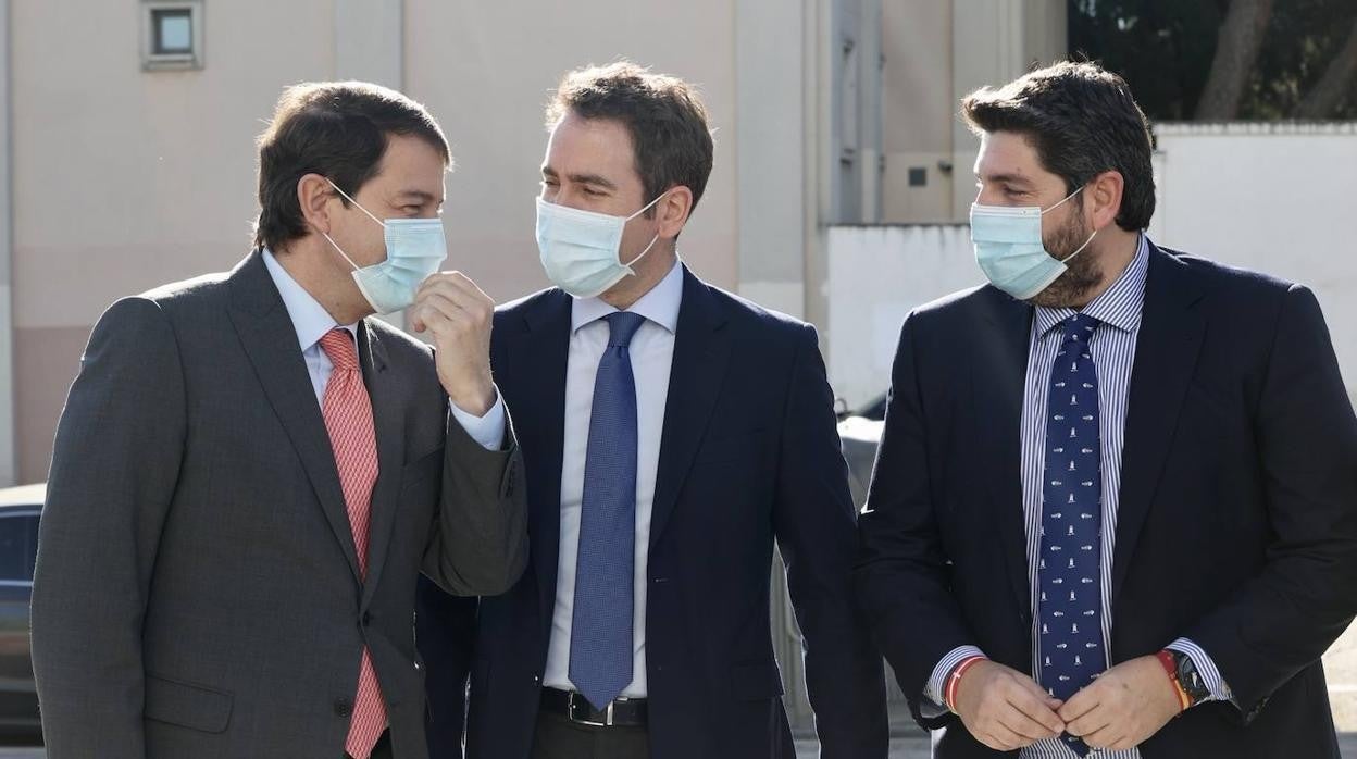 Alfonso Fernández Mañueco, junto al presidente de Murcia, Fernando López Miras, y el secretario general del PP, Teodoro García Egea.