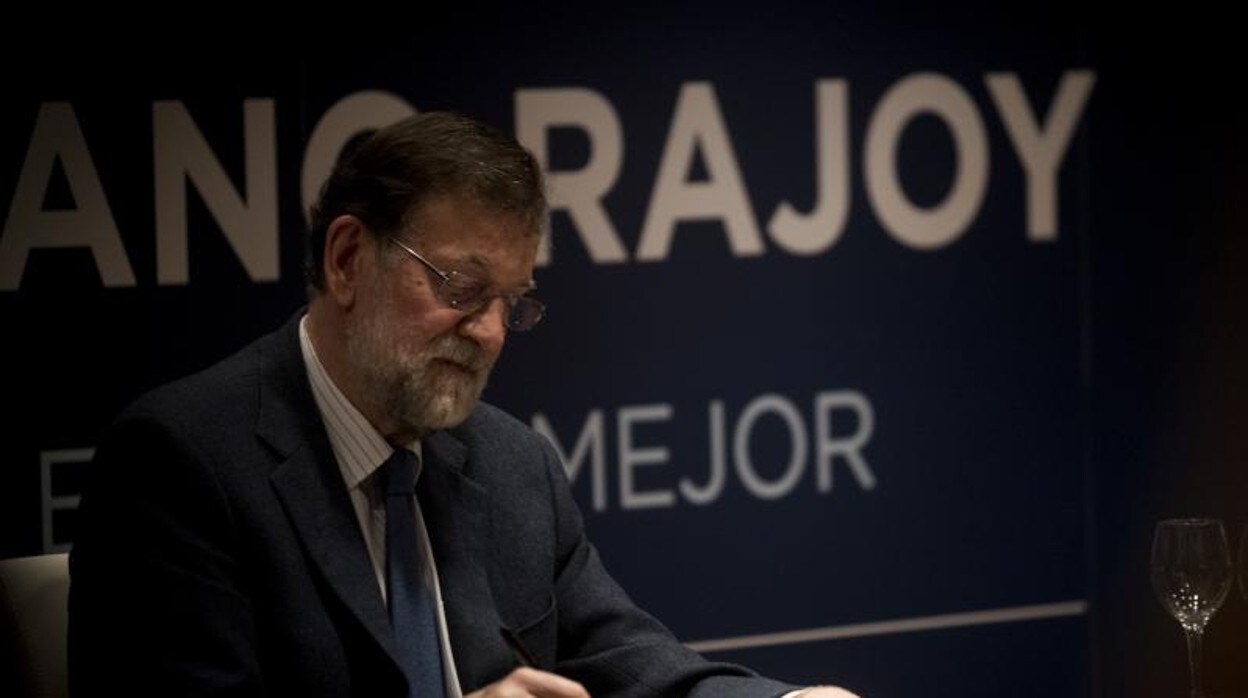 El expresidente del Gobierno Mariano Rajoy, en la firma de un ejemplar de su último libro