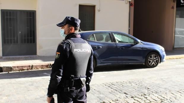 La Policía Nacional evita que un hombre salte por la ventana tras una discusión de pareja en Valencia