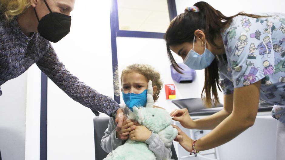 Los niños empiezan a recibir la vacuna infantil en Madrid: «Tienen el mismo derecho a ser protegidos»