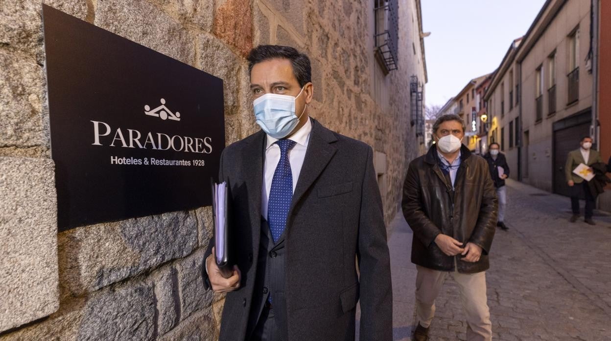 Reunión entre PP, Ciudadanos y Por Ávila. Jesús Sánchez Cabrera, José Ramón Budiño, y Pedro Pascual en representación de Por Ávila; Raúl de la Hoz, PP CyL; y Miguel Ángel González, Ciudadanos; mantuvieron una reunión en el Parador de Ávila para abordar el tema de los presupuesto regionales