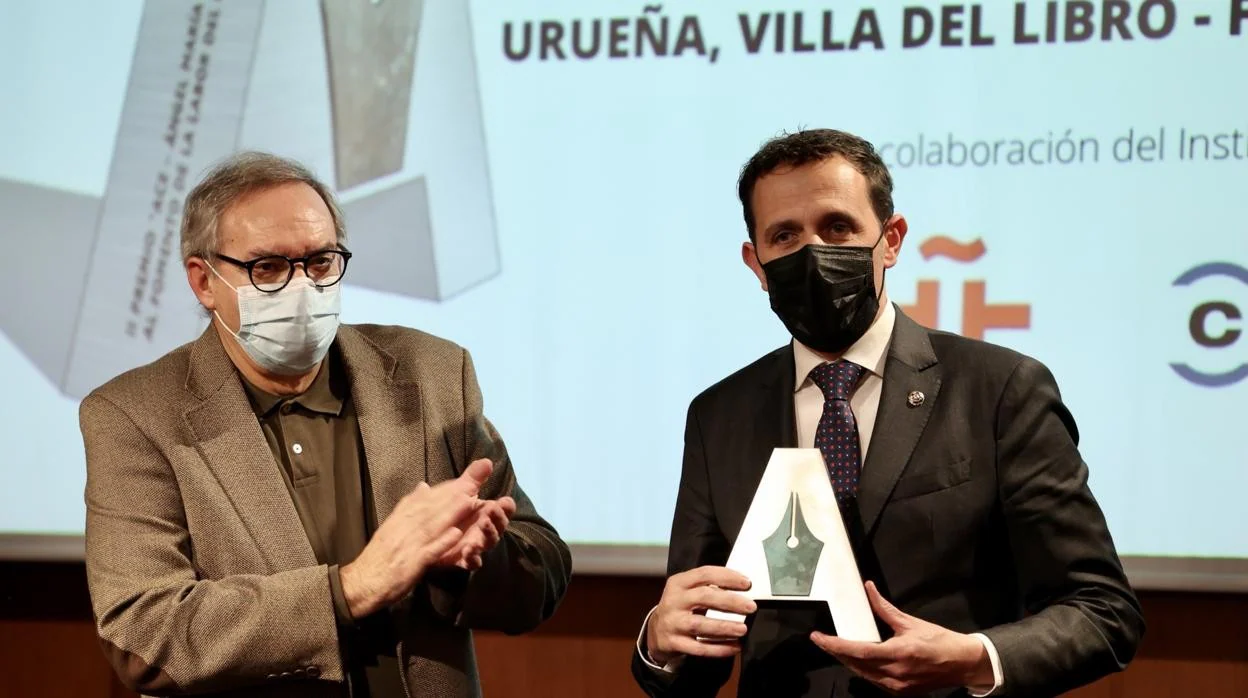 El presidente de la Diputación de Valladolid, Conrado Íscar, recibe el premio ACE Angel María de Lera al Fomento de la Labor del Escritor y la Lectura instituido por la Asociación Colegial de Escritores de España y concedido, en su segunda edición, al proyecto cultural Villa del Libro de Urueña