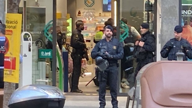 Detenido en Barcelona tras causar altercados en un ambulatorio y un bar y huir con una furgoneta robada